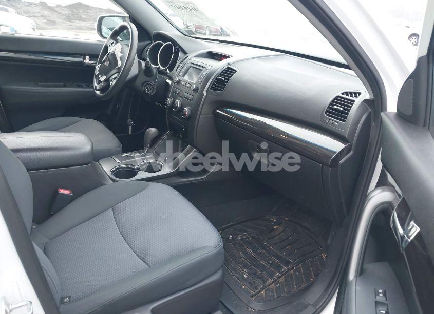 Photo 5 of 2013 Kia Sorento LX (VIN 5XYKTDA60DG312863)