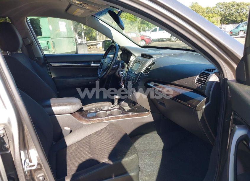 Photo 5 of 2014 Kia Sorento LX (VIN 5XYKTDA60EG518556)