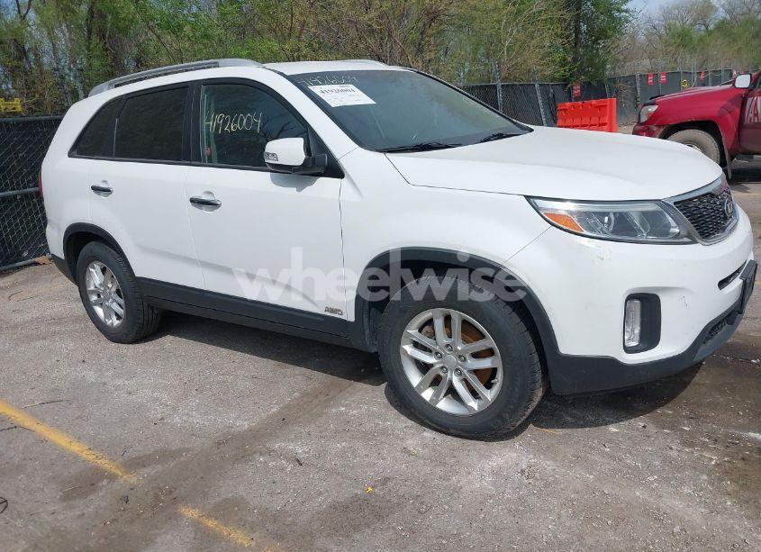 2015 Kia Sorento LX (VIN 5XYKTDA60FG554894) main photo