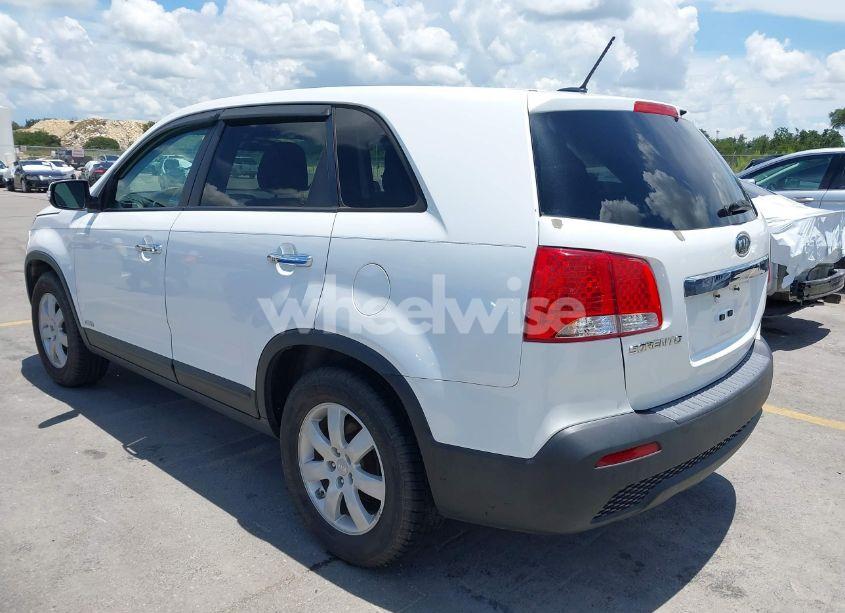 Photo 3 of 2013 Kia Sorento LX (VIN 5XYKTDA61DG397079)