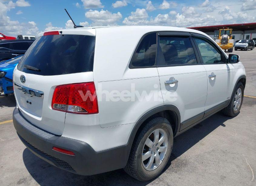 Photo 4 of 2013 Kia Sorento LX (VIN 5XYKTDA61DG397079)