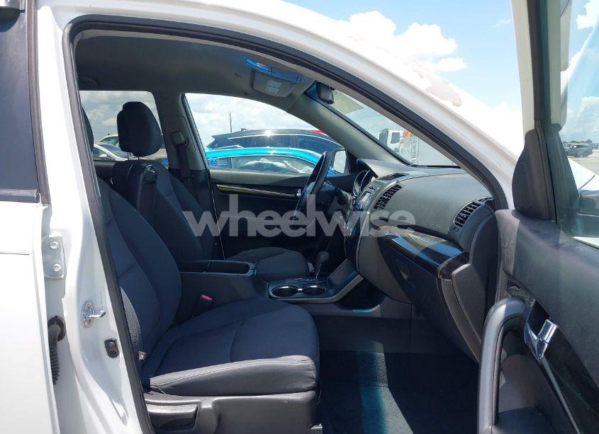 Photo 5 of 2013 Kia Sorento LX (VIN 5XYKTDA61DG397079)