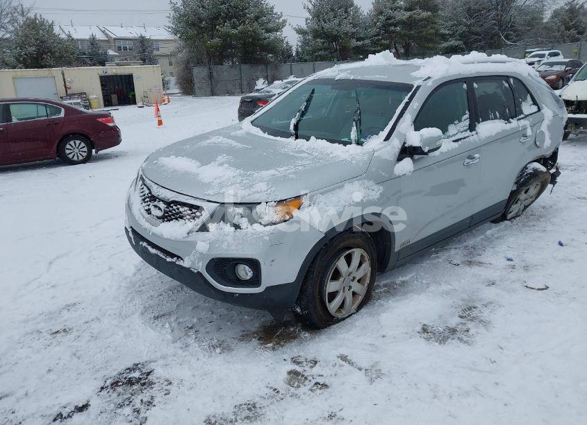 Photo 2 of 2013 Kia Sorento LX (VIN 5XYKTDA61DG407187)