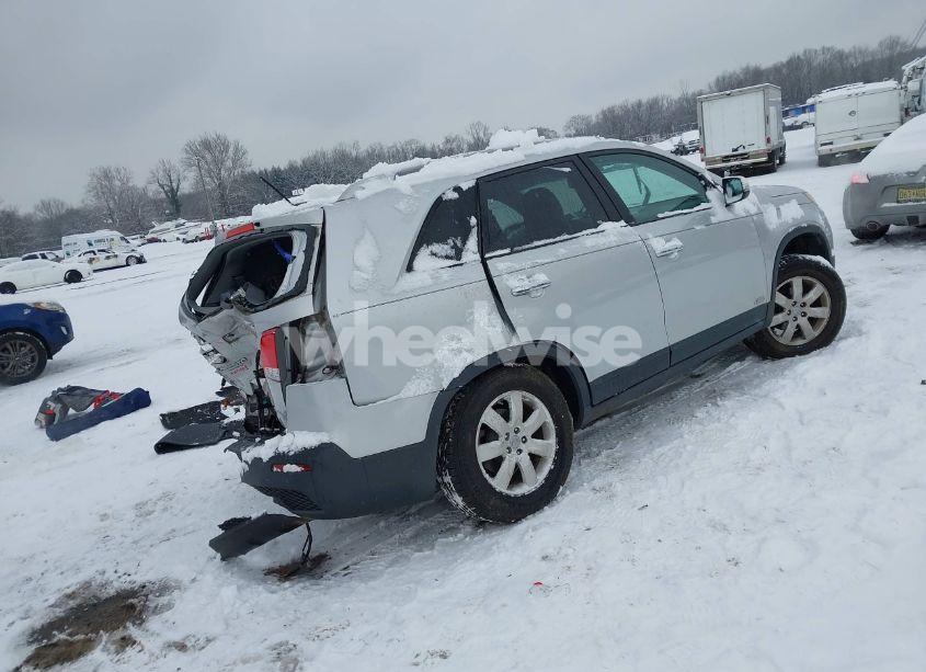 Photo 4 of 2013 Kia Sorento LX (VIN 5XYKTDA61DG407187)