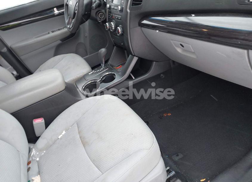 Photo 5 of 2013 Kia Sorento LX (VIN 5XYKTDA61DG407187)