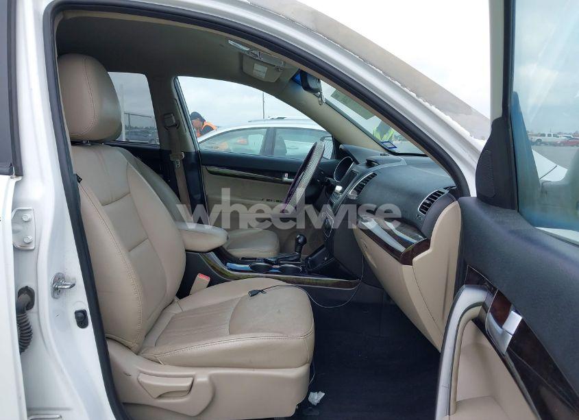 Photo 5 of 2014 Kia Sorento LX (VIN 5XYKTDA61EG490248)