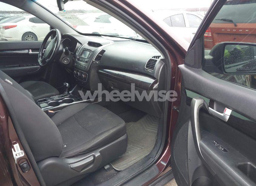 Photo 5 of 2015 Kia Sorento LX (VIN 5XYKTDA61FG650730)