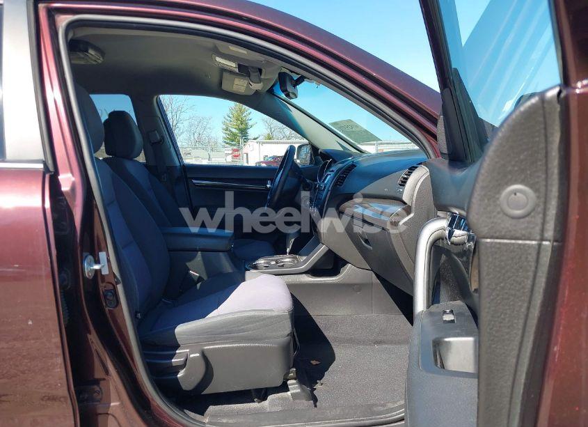 Photo 5 of 2012 Kia Sorento LX (VIN 5XYKTDA62CG272669)