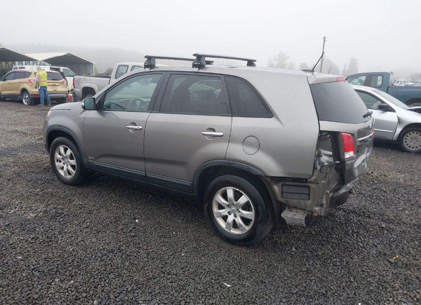 Photo 3 of 2013 Kia Sorento LX (VIN 5XYKTDA62DG311889)