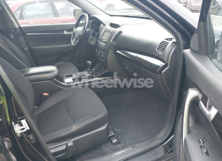 Photo 5 of 2015 Kia Sorento LX (VIN 5XYKTDA63FG570085)