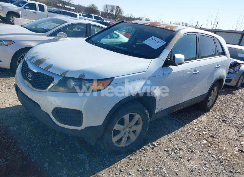 Photo 2 of 2013 Kia Sorento LX (VIN 5XYKTDA64DG337376)
