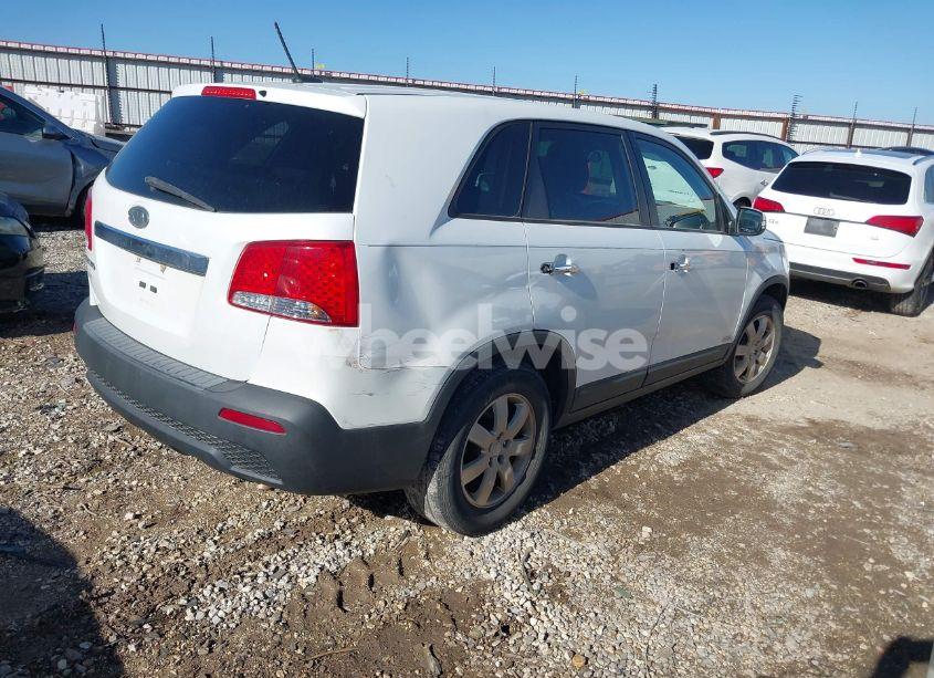 Photo 4 of 2013 Kia Sorento LX (VIN 5XYKTDA64DG337376)