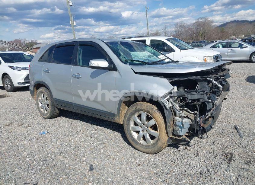 2013 Kia Sorento LX (VIN 5XYKTDA65DG405832) main photo