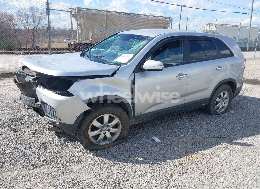 Photo 2 of 2013 Kia Sorento LX (VIN 5XYKTDA65DG405832)