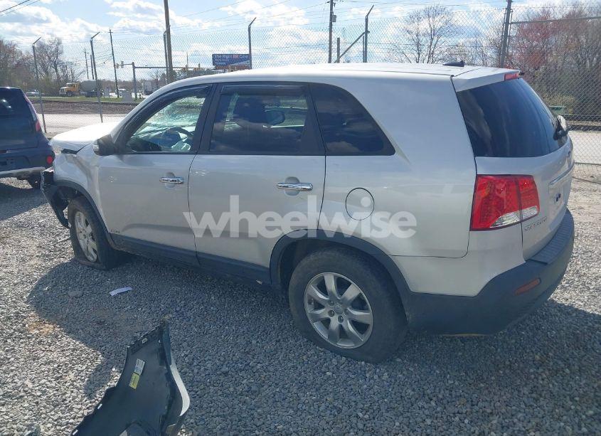 Photo 3 of 2013 Kia Sorento LX (VIN 5XYKTDA65DG405832)