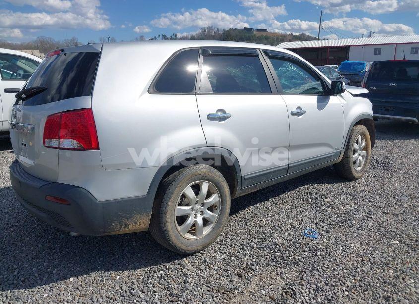 Photo 4 of 2013 Kia Sorento LX (VIN 5XYKTDA65DG405832)