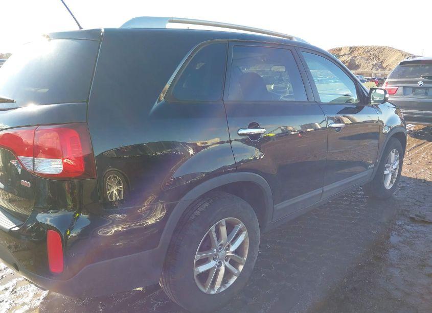 Photo 4 of 2015 Kia Sorento LX (VIN 5XYKTDA65FG569150)