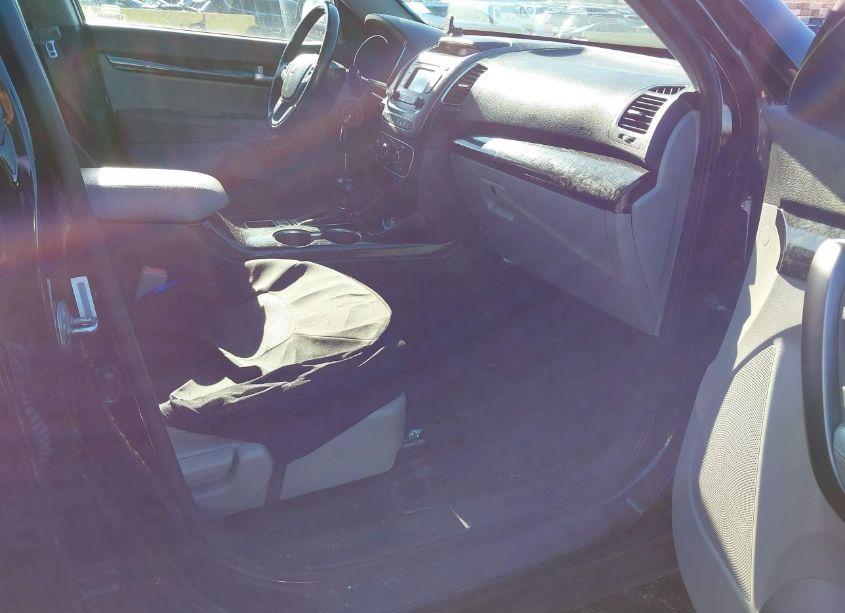 Photo 5 of 2015 Kia Sorento LX (VIN 5XYKTDA65FG569150)