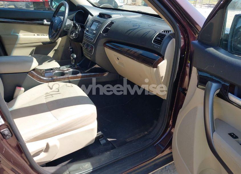 Photo 5 of 2015 Kia Sorento LX (VIN 5XYKTDA65FG569987)