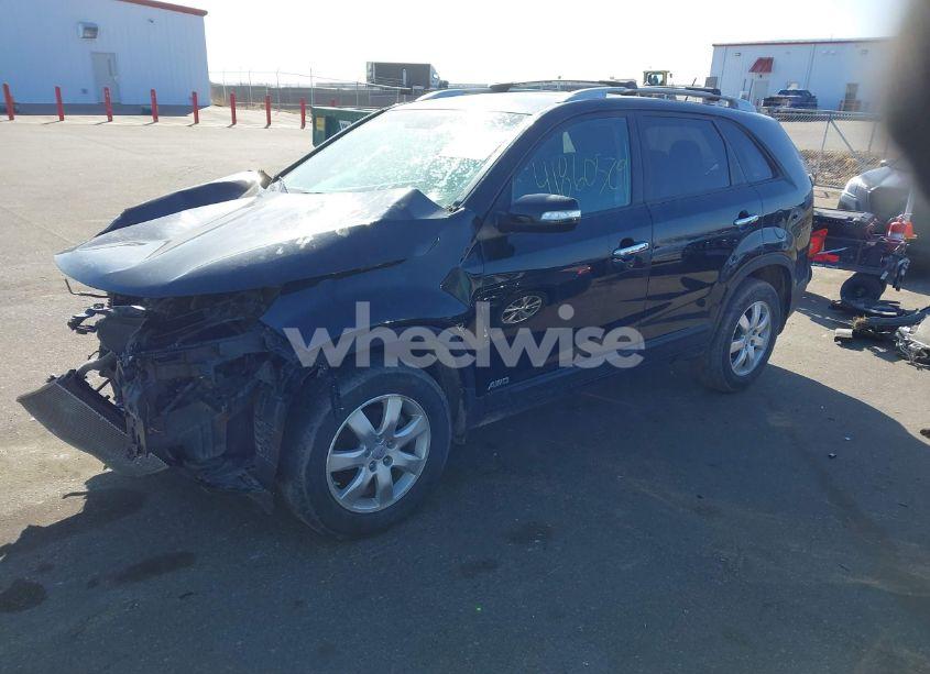 Photo 2 of 2013 Kia Sorento LX (VIN 5XYKTDA66DG418637)