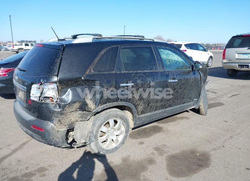 Photo 4 of 2013 Kia Sorento LX (VIN 5XYKTDA66DG418637)