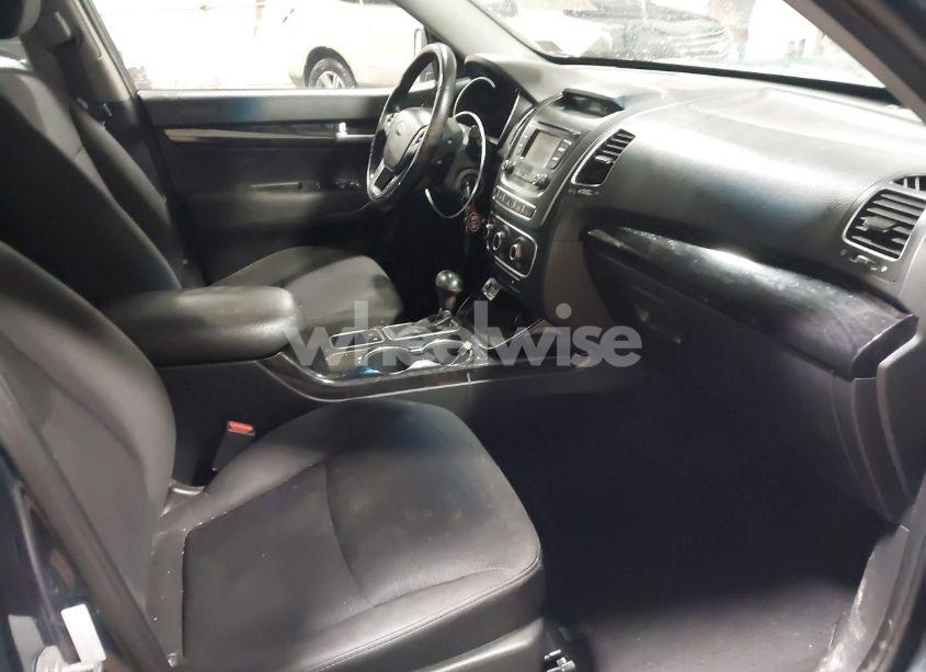 Photo 5 of 2014 Kia Sorento LX (VIN 5XYKTDA66EG520070)