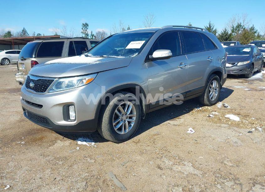 Photo 2 of 2015 Kia Sorento LX (VIN 5XYKTDA66FG582974)