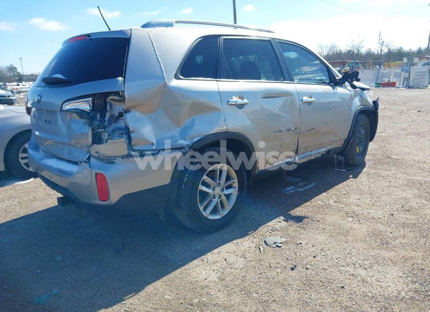 Photo 4 of 2015 Kia Sorento LX (VIN 5XYKTDA66FG582974)