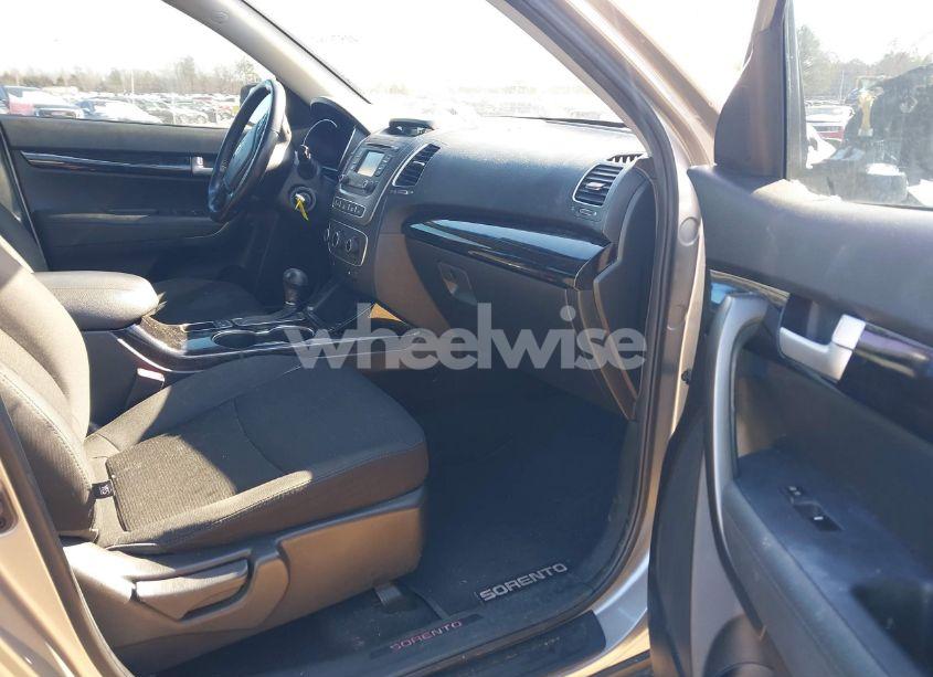 Photo 5 of 2015 Kia Sorento LX (VIN 5XYKTDA66FG582974)