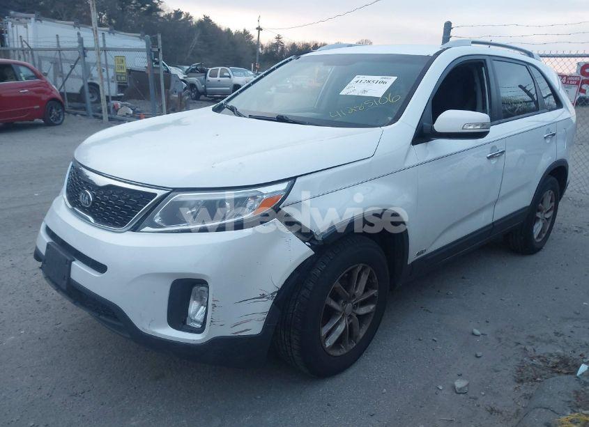 Photo 2 of 2015 Kia Sorento LX (VIN 5XYKTDA66FG617772)