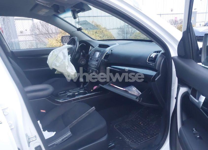 Photo 5 of 2015 Kia Sorento LX (VIN 5XYKTDA66FG617772)