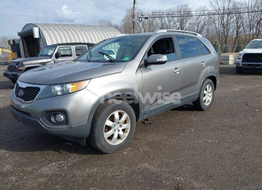 Photo 2 of 2013 Kia Sorento LX (VIN 5XYKTDA67DG360666)