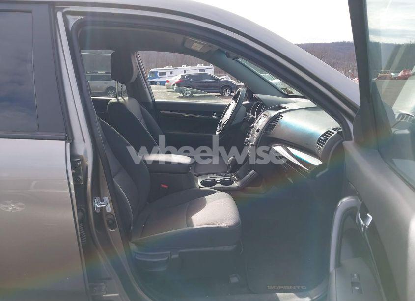 Photo 5 of 2013 Kia Sorento LX (VIN 5XYKTDA67DG360666)