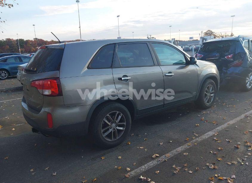 Photo 4 of 2014 Kia Sorento LX (VIN 5XYKTDA67EG426389)