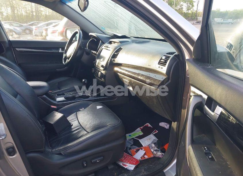 Photo 5 of 2014 Kia Sorento LX (VIN 5XYKTDA67EG489525)