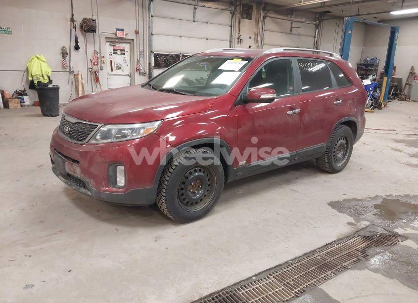Photo 2 of 2015 Kia Sorento LX (VIN 5XYKTDA67FG558960)