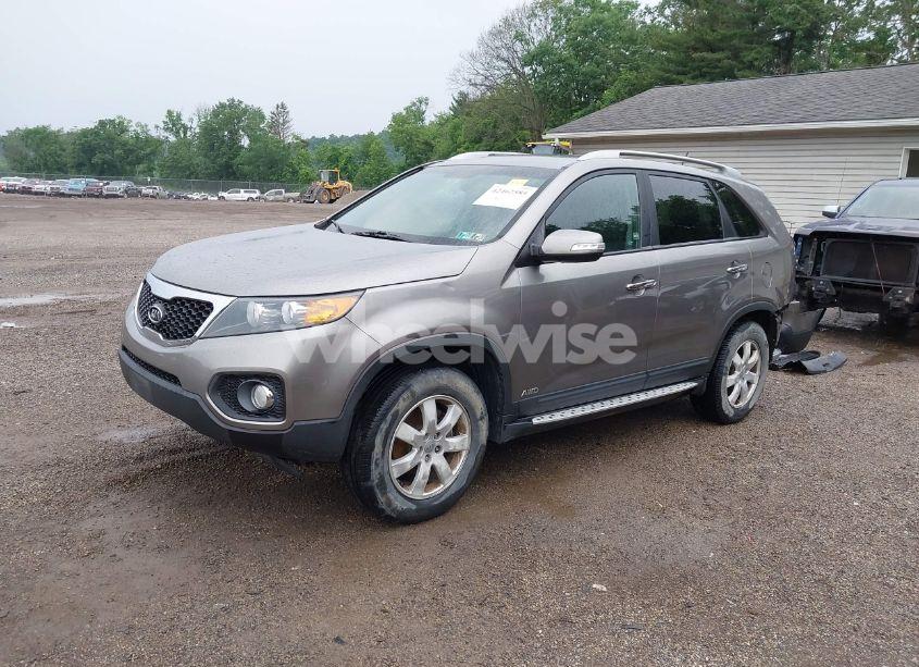 Photo 2 of 2012 Kia Sorento LX (VIN 5XYKTDA68CG274121)