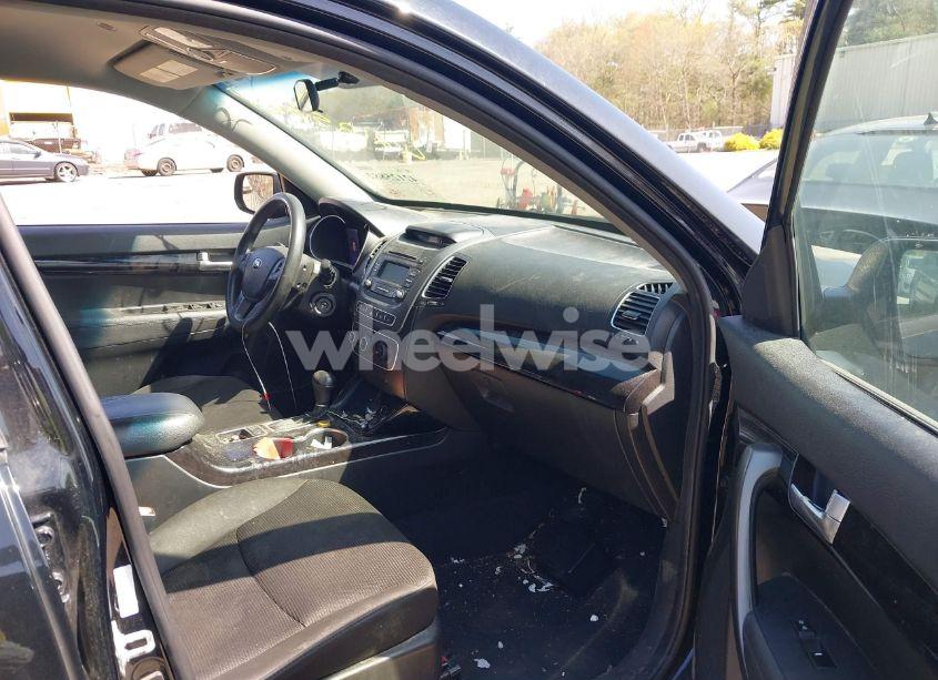 Photo 5 of 2014 Kia Sorento LX (VIN 5XYKTDA69EG425180)