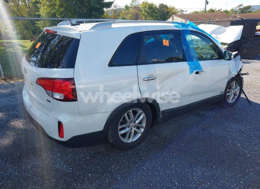 Photo 4 of 2015 Kia Sorento LX (VIN 5XYKTDA69FG555378)