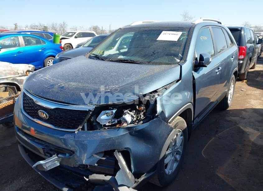 Photo 2 of 2014 Kia Sorento LX (VIN 5XYKTDA6XEG436382)