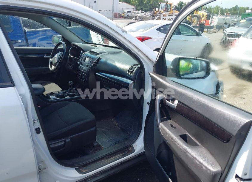 Photo 5 of 2015 Kia Sorento LX (VIN 5XYKTDA6XFG551064)