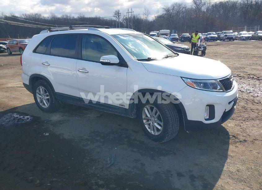 2015 Kia Sorento LX (VIN 5XYKTDA6XFG557690) main photo