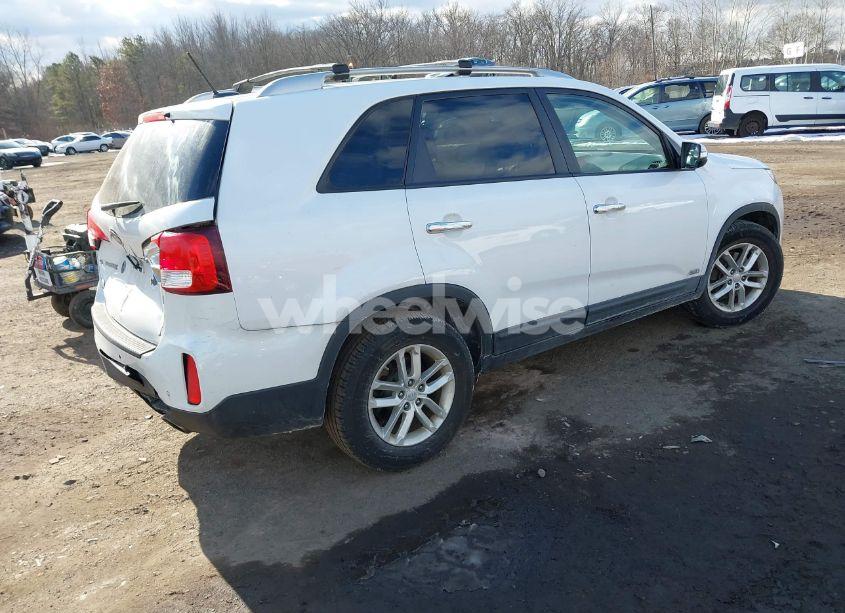 Photo 4 of 2015 Kia Sorento LX (VIN 5XYKTDA6XFG557690)