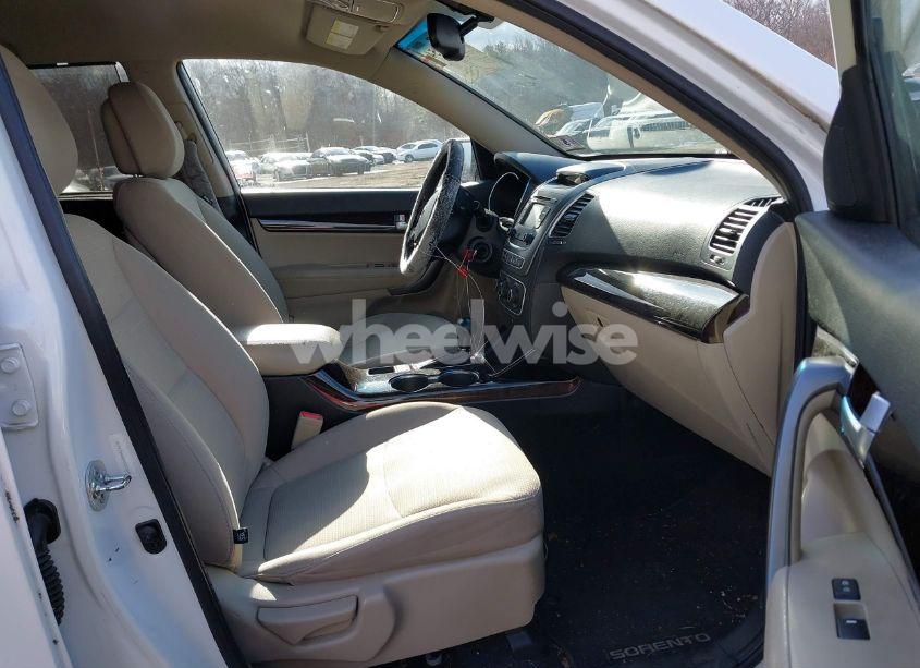 Photo 5 of 2015 Kia Sorento LX (VIN 5XYKTDA6XFG557690)