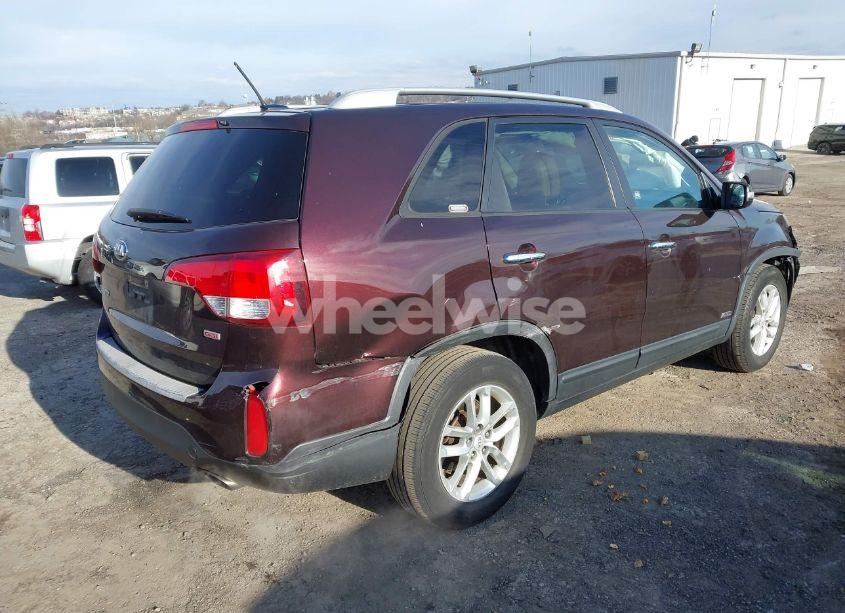 Photo 4 of 2015 Kia Sorento LX V6 (VIN 5XYKTDA70FG580629)