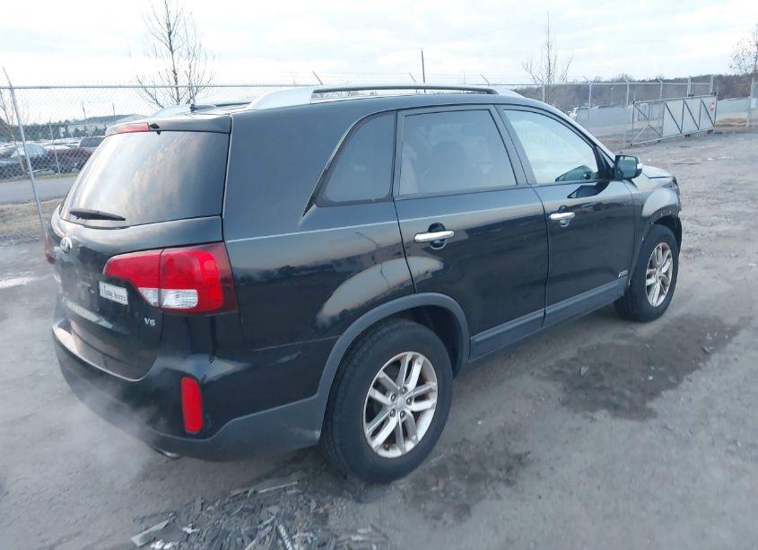 Photo 4 of 2015 Kia Sorento LX V6 (VIN 5XYKTDA70FG640215)
