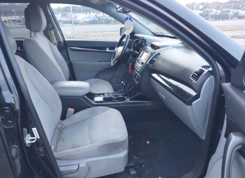 Photo 5 of 2015 Kia Sorento LX V6 (VIN 5XYKTDA70FG640215)