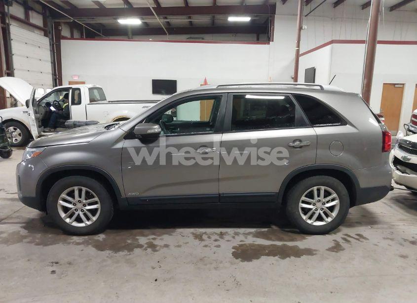 Photo 14 of 2015 Kia Sorento LX V6 (VIN 5XYKTDA73FG627393)