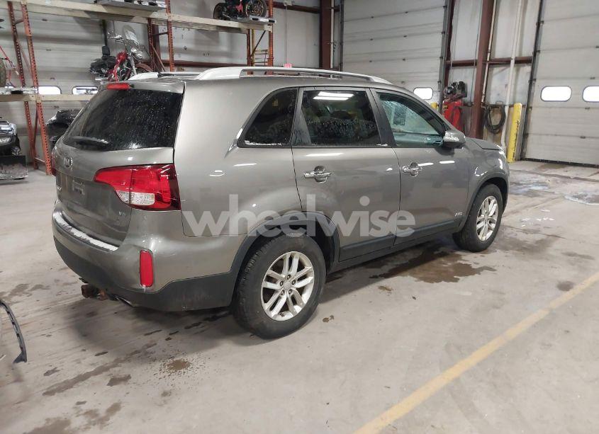 Photo 4 of 2015 Kia Sorento LX V6 (VIN 5XYKTDA73FG627393)