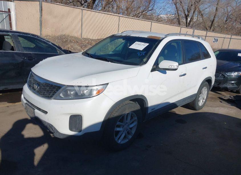Photo 2 of 2015 Kia Sorento LX V6 (VIN 5XYKTDA74FG553417)